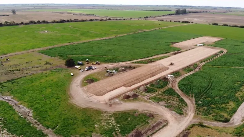 Vista aérea del movimiento de suelos y el alteo del terreno donde se implanta el tambo, rodeado de campo