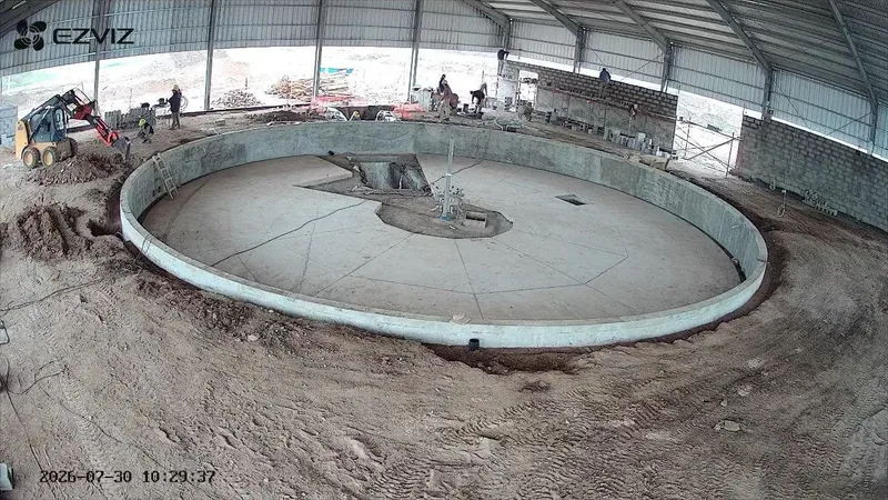 Plataforma circular de hormigón de la rotativa de 60 posiciones ya colada, dentro del galpón